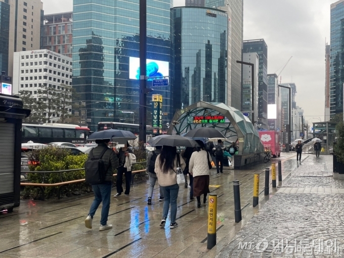 28일 오전 8시 시민들이 서울 지하철 2호선 강남역 10번 출구로 들어가고 있다. /사진=김지성 기자
