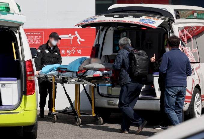 서울의 한 대학병원에서 구급대원들이 환자를 응급의료센터료 이송하고 있다. 사진은 기사 내용과 무관/사진= 뉴시스 /사진=김진아