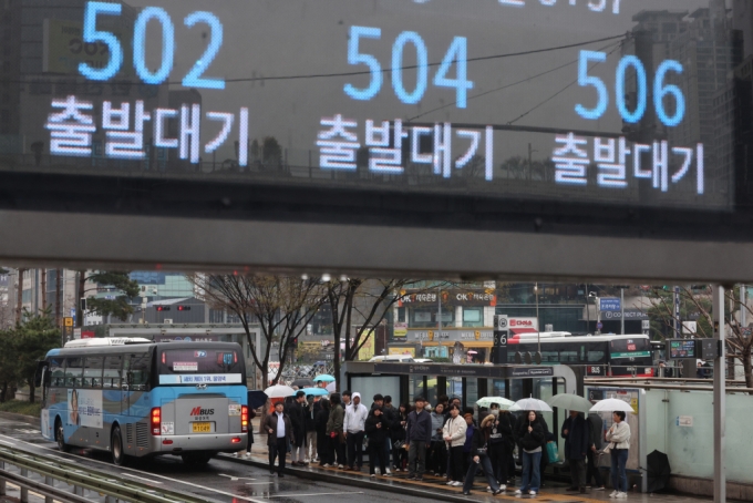 서울 시내버스 노조가 총파업에 돌입한 28일 오전 서울역 버스환승센터에서 시민들이 버스를 기다리고 있다 /사진=뉴스1 