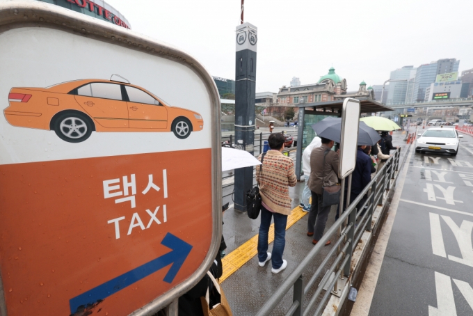 서울 시내버스 노조가 총파업에 돌입한 28일 오전 서울역 버스환승센터에서 시민들이 택시를 기다리고 있다 /사진=뉴스1 
