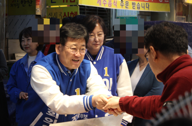 김정호 더불어민주당 의원이 유권자와 대화하고 있는 모습. /사진=김정호 의원실 제공