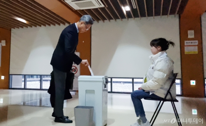 제22대 국회의원선거 재외국민 투표 첫날인 27일 중국 베이징 차오양구 주중한국대사관에 마련된 재외투표소에서 정재호 주중국한국대사가 투표하고 있다./ 사진=뉴시스
