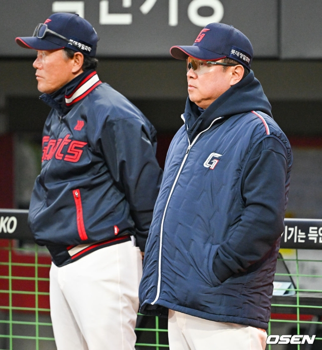 김태형 롯데 감독(오른쪽)이 27일 광주-기아챔피언스필드에서 열린 KIA전을 지켜보고 있다.