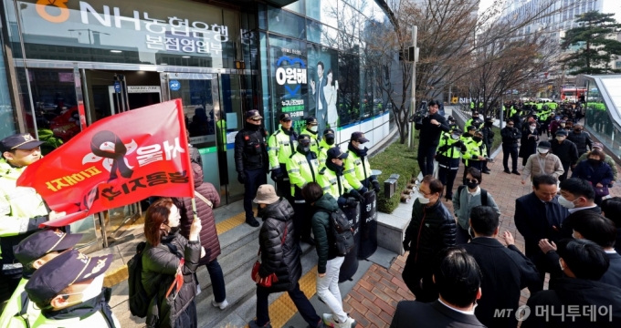  홍콩H지수(항셍중국기업지수) 기초 주가연계증권(ELS) 피해자 모임 회원들이 15일 오후 서울 중구 NH농협은행 본점 영업부로 항의 진입을 하고 있다. /사진=뉴시스
