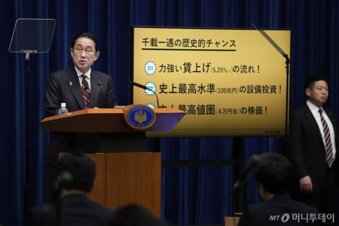 [도쿄=AP/뉴시스]기시다 후미오(岸田文雄) 일본 총리가 28일 도쿄에서 기자회견을 갖고 있다. 기시다 총리는 올해 안에 반드시 물가 상승을 뛰어넘는 임금 인상을 실현하고, 내년부터는 이를 정착시키겠다고 약속했다. 2024.03.28. /사진=유세진