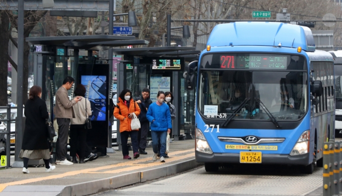 서울 시내 버스 파업이 종료된 28일 오후 서울 종로구 광화문 버스정류장에서 시민들이 버스에 탑승하기 위해 이동하고 있다. /사진=뉴시스