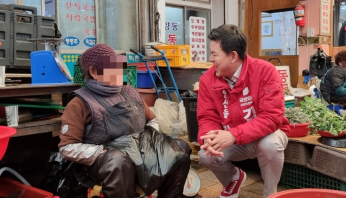 김태호 국민의힘 의원이 양산시을 유권자를 만나 대화를 나누는 모습. /사진=김태호 의원실 제공