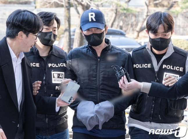 오재원(왼쪽에서 세 번째)이 21일 마약 투약 혐의에 대한 영장실질심사를 위해 서울중앙지방법원에 출석하고 있다. /사진=뉴스1