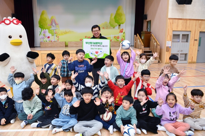 ▲박형준 부산시장이 늘봄학교 참여 학교를 방문했다./사진제공=부산시청