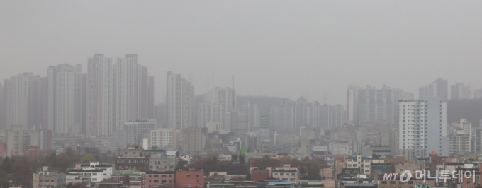 전국 대부분 지역에 황사와 미세먼지 영향으로 대기질이 나쁜 가운데 29일 인천 도심이 뿌옇게 보이는 모습./사진=뉴시스