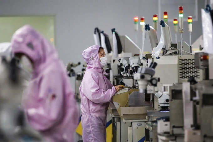 2020년 2월 중국 장쑤성의 한 반도체 공장에서 보호복을 입은 직원들이 작업하고 있다./AFPBBNews=뉴스1
