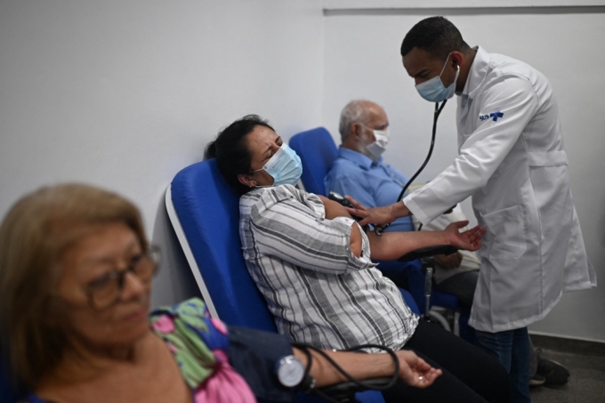지닌달 5일(현지시간) 브라질 리우데자네이루의 한 병원에서 뎅기열 증상을 보이는 환자들이 힘든 표정으로 의사 진료를 받고 있다./AFPBBNews=뉴스1