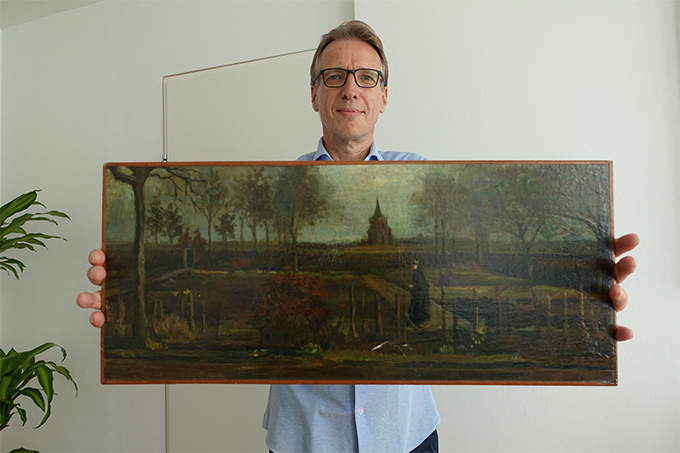 네덜란드 미술 탐정 아서 브랜드가 지난해 9월 11일 도난 당한 후 3년 만에 되찾은 화가 빈센트 반 고흐의 1884년 작품 '봄 뉘넨의 목사관 정원'을 들고 포즈를 취했다. /사진=AFPPHOTO, ARTHUR BRAND