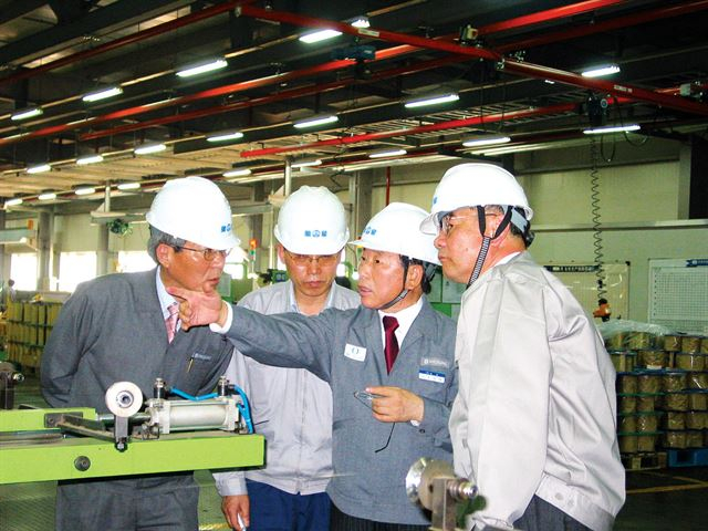 지난 2005년 조석래(오른쪽에서 두 번째) 전 효성그룹 회장이 중국 청도 스틸코드(타이어 보강 소재) 공장을 둘러보며 관계자들과 이야기를 나누고 있다. 