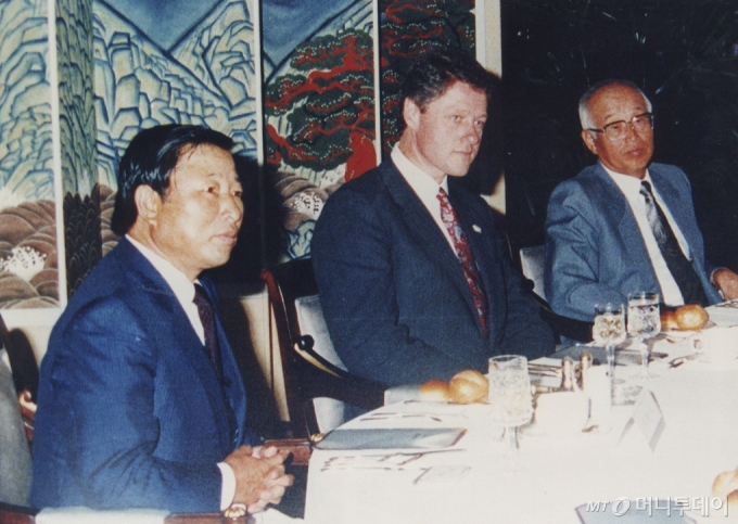 1988년 8월 빌 클린턴 미국 대통령과 경제협력을 논의하고 있는 조석래(왼쪽 첫번째) 효성그룹 명예회장 /사진제공=효성