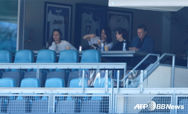 오타니 쇼헤이 아내 다나카 마미코(왼쪽에서 두 번째)가 29일(한국시간) 미국 LA 다저 스타디움에서 열린 LA 다저스와 세인트루이스 경기에서 가족들과 경기를 보고 있다. /AFPBBNews=뉴스1