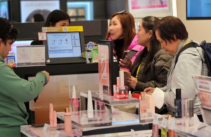 신세계백화점에서 화장품을 구입하고 있는 동남아시아 관광객./사진=신세계백화점