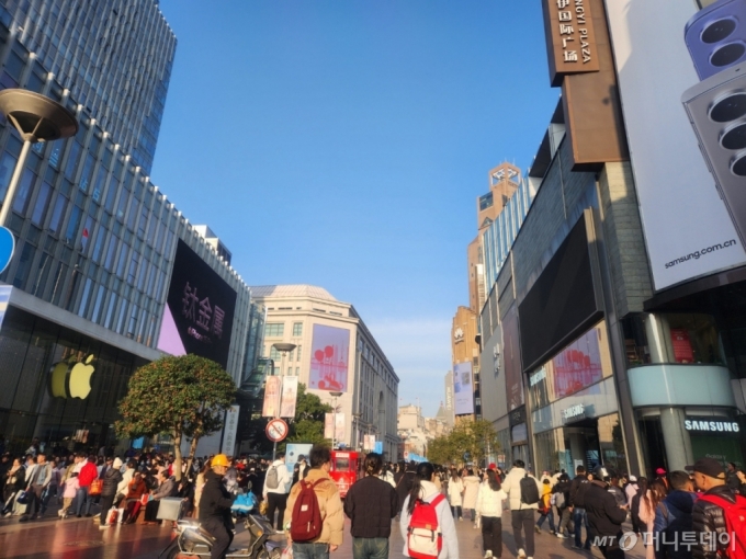 지난달 3일 오후 5시쯤 상하이 난징동루 보행가 양옆으로 애플, 삼성전자, 화웨이 등 유명 브랜드의 매장이 늘어서 있다. /사진=박수현 기자