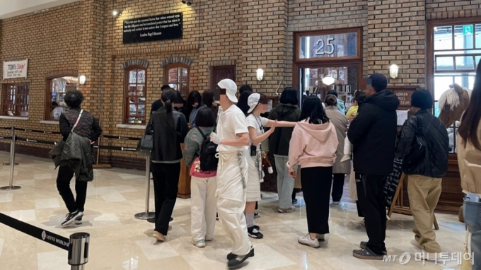 지난달 31일 서울 송파구 한 베이글 카페. 대기 등록을 위한 대기줄에는 사람이 많지 않다. 매장 문 오른쪽으로 알림을 받고 온 시민들이 입장하고 있다. /사진=김지성 기자