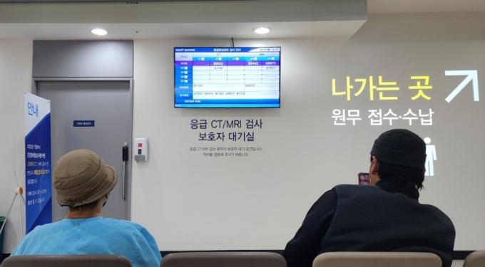 1일 오후 서울대병원 응급 CT·MRI 검사 보호자 대기실 앞에서 환자(왼쪽)와 보호자가 검사를 기다리고 있다. /사진=정심교 기자