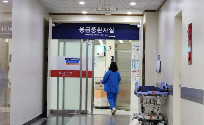 1일 오후 서울대병원 1층 응급중환자실에 의료진이 들어가고 있다. /사진=정심교 기자 