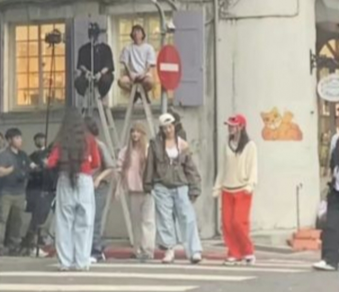 그룹 뉴진스가 대만에서 뮤직비디오 촬영을 위해 도로를 막는 등 갑질을 했다는 주장이 나왔다. /사진=대만 온라인 커뮤니티 피티티(PTT) 캡처