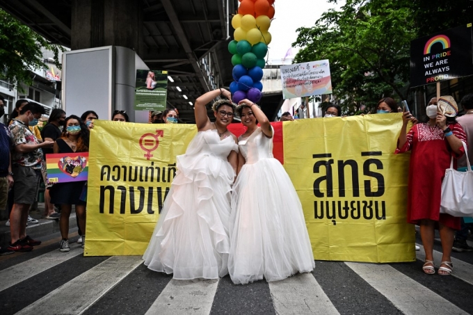 지난달 27일(현지시간) 태국 방콕에서 열린 성소수자(LGBTQIA+) 행사에서 한 동성 커플이 카메라를 향해 포즈를 취하고 있다. /AFPBBNews=뉴스1