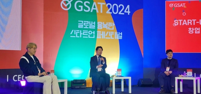 (왼쪽부터)김유재 파워플레이어 대표, 최백준 틸론 의장, 권인택 오픈놀 대표가 1일 GSAT 2024에서 열린 '스타트업 토크쇼-창업가의 화양연화'에서 발언하고 있다./사진=벤처기업협회