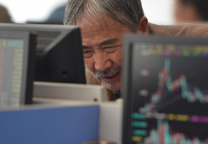 2020년 10월 중국 동부 안후이성에 위치한 한 증권사에서 한 투자자가 화면에 뜬 주가를 살펴보고 있다./AFPBBNews=뉴스1