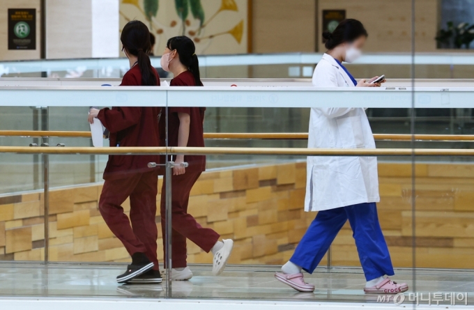  서울 시내 한 대학병원에서 간호사(왼쪽)들과 한 의사가 이동하고 있다./사진=[서울=뉴시스] 황준선 기자