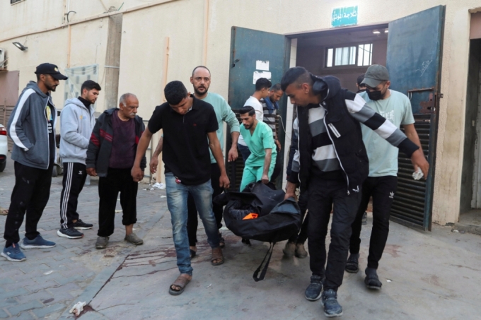 2일(현지시간) 팔레스타인 사람들이 이스라엘 공습으로 사망한 월드센트럴키친(WCK) 직원들의 시신을 가자지구 중부 데이르 알 발라 병원으로 옮기고 있다. /로이터=뉴스1