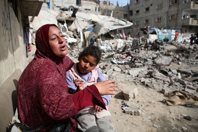 3월 27일(현지시간) 가자지구 남부 라파에서 한 여성이 이스라엘군의 공습으로 파괴된 건물 잔해 근처에 앉아 하소연하고 있다./신화=뉴시스 