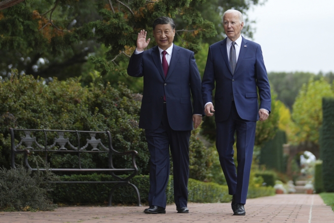 [우드사이드=AP/뉴시스] 조 바이든(오른쪽) 미국 대통령과 시진핑 중국 국가주석이 15일(현지시각) 캘리포니아주 샌프란시스코 인근 우드사이드의 파이롤리 에스테이트 내 정원을 걸으며 대화하고 있다. 두 정상은 대만 갈등 이후 중단됐던 양국 간 고위급 군사 대화를 재개하기로 했다. 2023.11.16. 