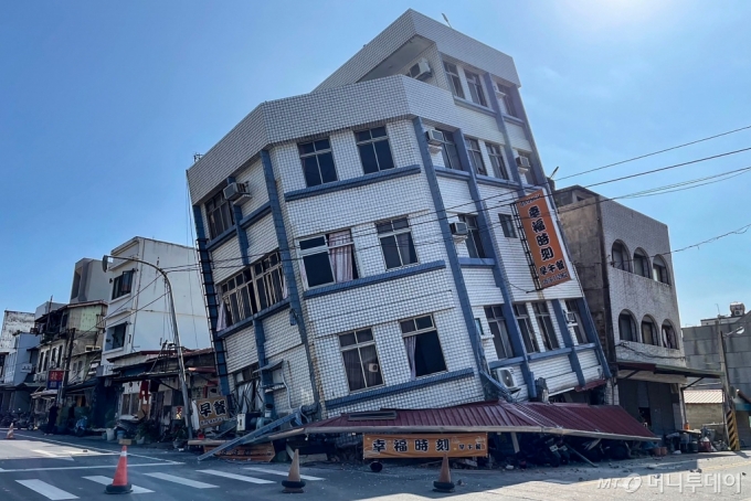 3일(현지시간) 대만 화롄에서 한 건물이 25년 이래 최대 규모 7.4 지진에 무너지고 기울어졌다./사진=뉴스1