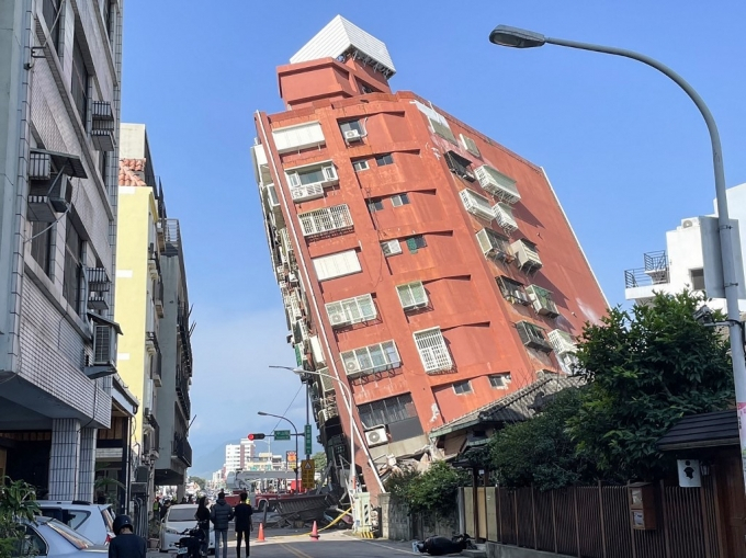 3일(현지시간) 대만 강진 여파로 타이베이 중산로에 위치한 한 건물이 기울어져 있다./AFPBBNews=뉴스1 