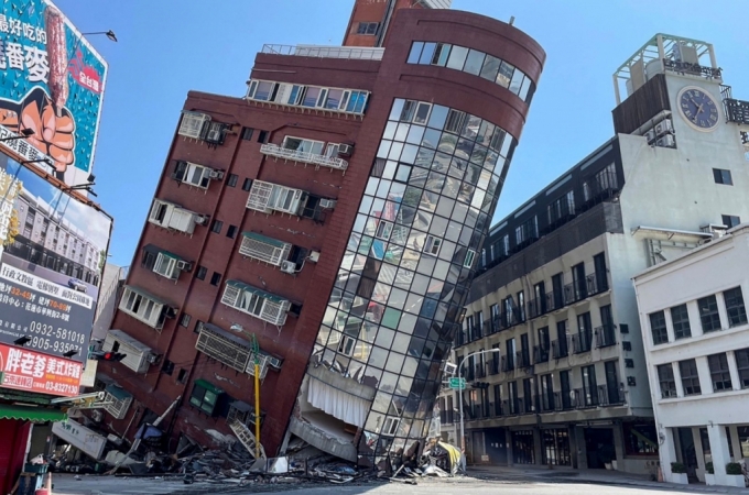3일 대만 동부 화롄의 한 건물이 이날 발생한 규모 7.2 지진 여파로 기울어져 있다. /AFPBBNews=뉴스1