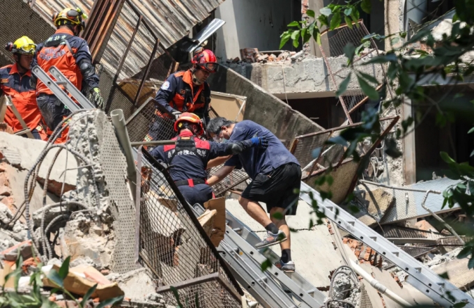 3일 대만에서 규모 7.2의 강진이 발생한 가운데 신베이시의 무너진 건물에서 구조대원들이 한 남성을 구조하고 있다. /AFPBBNews=뉴스1
