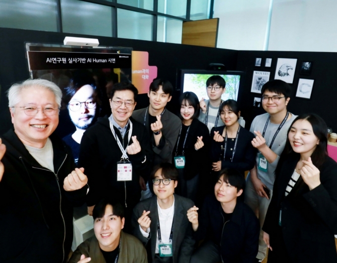서울 강서구 LG사이언스파크에서 열린 'LG 테크 콘퍼런스'에서 권봉석 ㈜LG 부회장(맨왼쪽)이 행사 참가자들과 기념촬영을 했다./사진=LG