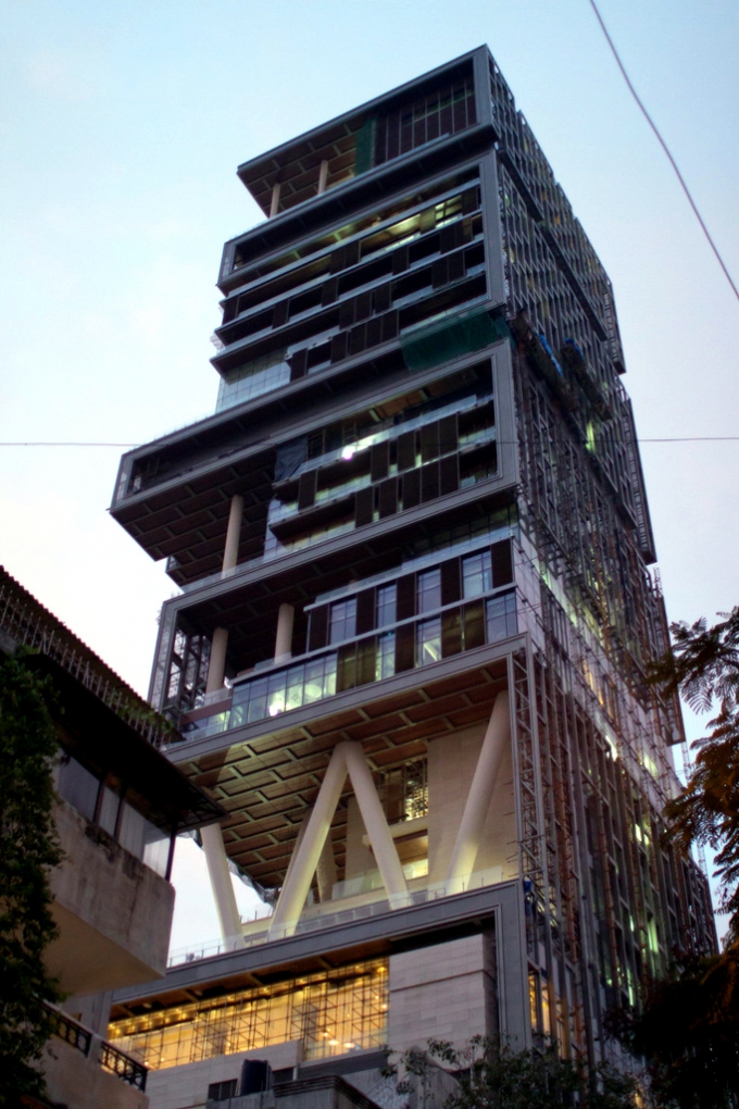 인도 최고 재벌 무케시 암바니 릴라이언스 인더스트리 회장이 살고 있는 22억 달러(약 3조원) 상당의 27층 저택 전경/사진=트위터