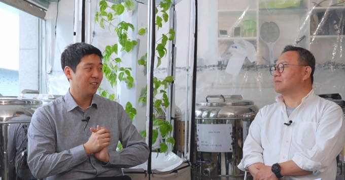 이성호 KFP 의장(왼쪽)과 김홍일 케이유니콘인베스트먼트 대표가 경북 상주 KFP 너드브루어리 양조장에서 만났다./사진=산업방송 채널i 