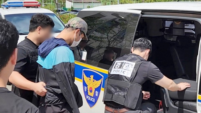 지난해 8월 18일 전남 목포시 광주지법 목포지원에서 최모씨가 구속 전 피의자 심문(영장실질심사)을 받은 뒤 호송차에 오르고 있다. /사진=뉴시스