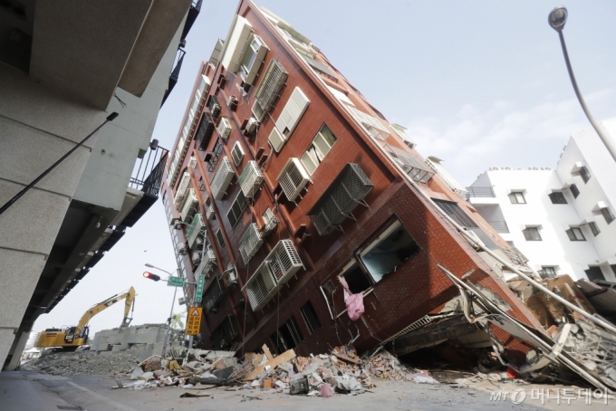 [화롄=AP/뉴시스] 4일(현지시각) 대만 동부 화롄현에 전날 강진으로 일부 붕괴한 건물이 비스듬히 기울어져 있다. 3일 발생한 강진으로 지금까지 9명이 숨지고 1천여 명이 다친 것으로 집계됐다. 2024.04.04. /사진=민경찬