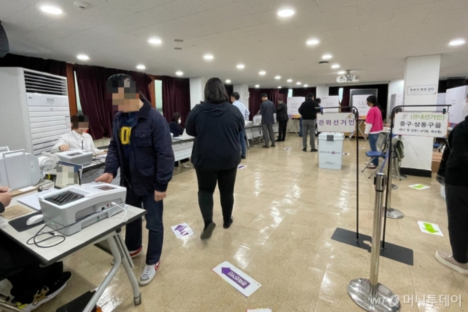5일 오전 8시 서울 중구 소공동 주민센터 사전투표소에서 유권자들이 투표하고 있다. /사진=김지성 기자