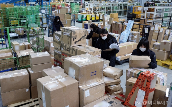 지난해 11월 22일 오전 인천시 중구 인천본부세관 특송물류센터에서 관세 주무관들이 직구 물품을 살펴보고 있다.  /사진=뉴스1