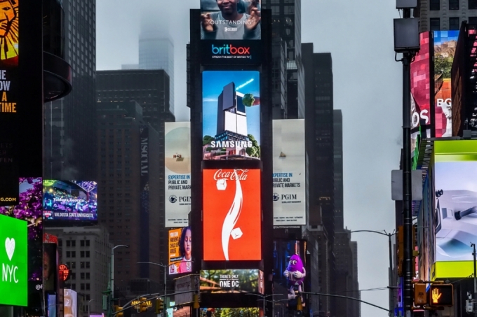삼성전자가 미국 뉴욕 타임스스퀘어에서 '비스포크 AI 패밀리허브' 냉장고 영상으로 옥외광고를 선보이고 있다. / 사진 = 삼성전자 제공
