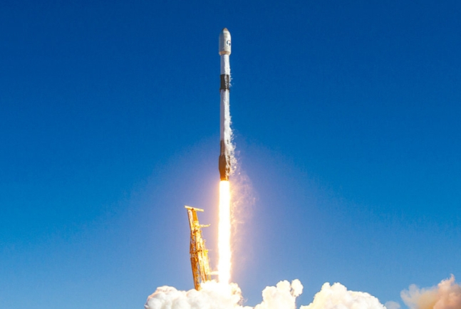 우리 군 정찰위성 1호가 지난해 12월 미국 미국 캘리포니아 반덴버그 공군기지에서 미국 우주탐사기업 스페이스X 로켓에 실려 발사되는 모습. / 사진=스페이스X(SpaceX)