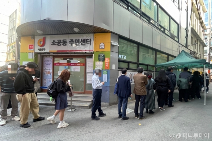 제22대 국회의원 선거 사전투표 첫날인 5일 오후 4시30분쯤 서울 중구 소공동 주민센터 사전투표소에 유권자들이 대기하고 있다. /사진=김지성 기자
