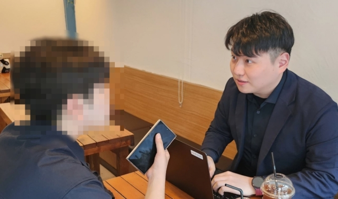 이병권 기자가 4일 여의도 국회 인근에서 김도훈씨(27)을 인터뷰하고 있다. /사진=박소연 기자