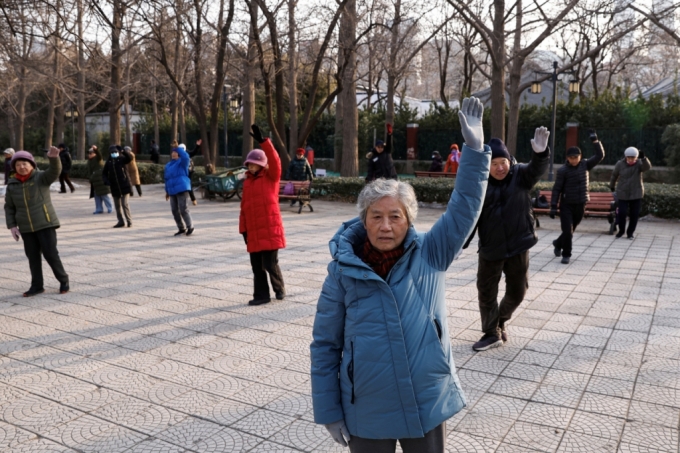 지난 1월 중국의 노인들이 베이징 공원에서 춤을 추고 있다. /로이터=뉴스1