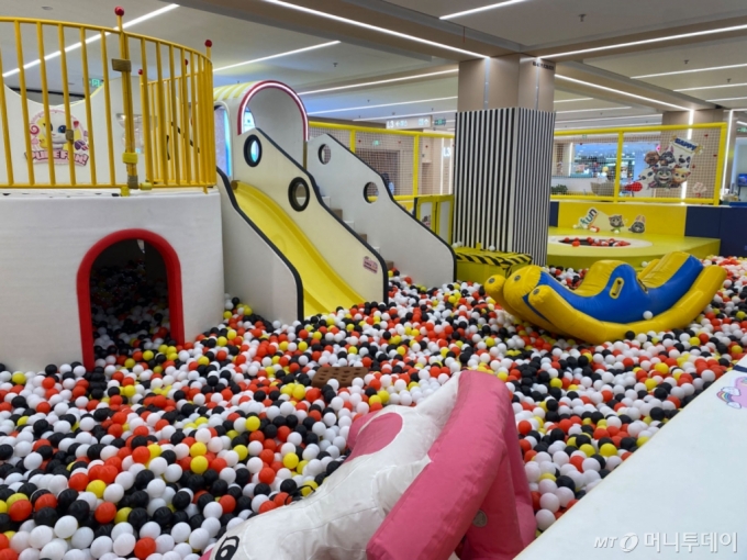 중국 인구가 감소하고 출산율이 급락하는 가운데 베이징 시내 한 대형 쇼핑몰 내 어린이 놀이시설이 운영시간임에도 불구하고 텅 비어있다. /사진=머니투데이 사진DB